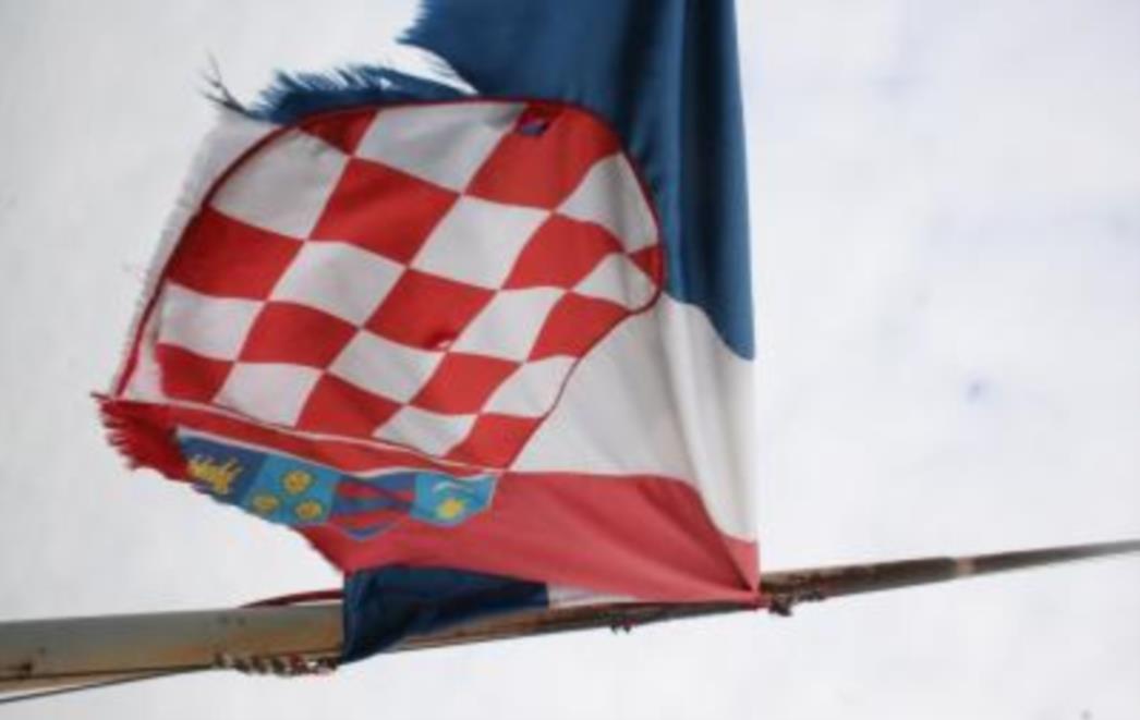 VANDALIZAM U KNINU Rastrgana hrvatska zastava: 'Nastavlja se omalovažavanje Hrvatske kao pravne države'
