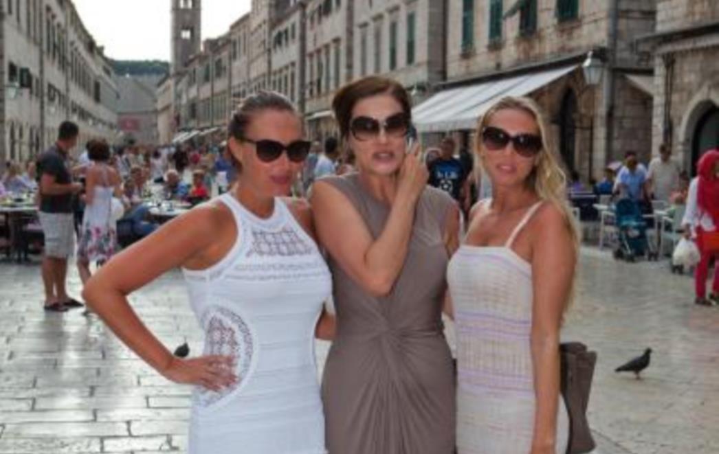 TRI GRACIJE NA STRADUNU: Slavica Ecclestone s kćerima Tamarom i Petrom mamila uzdahe (FOTOGALERIJA)