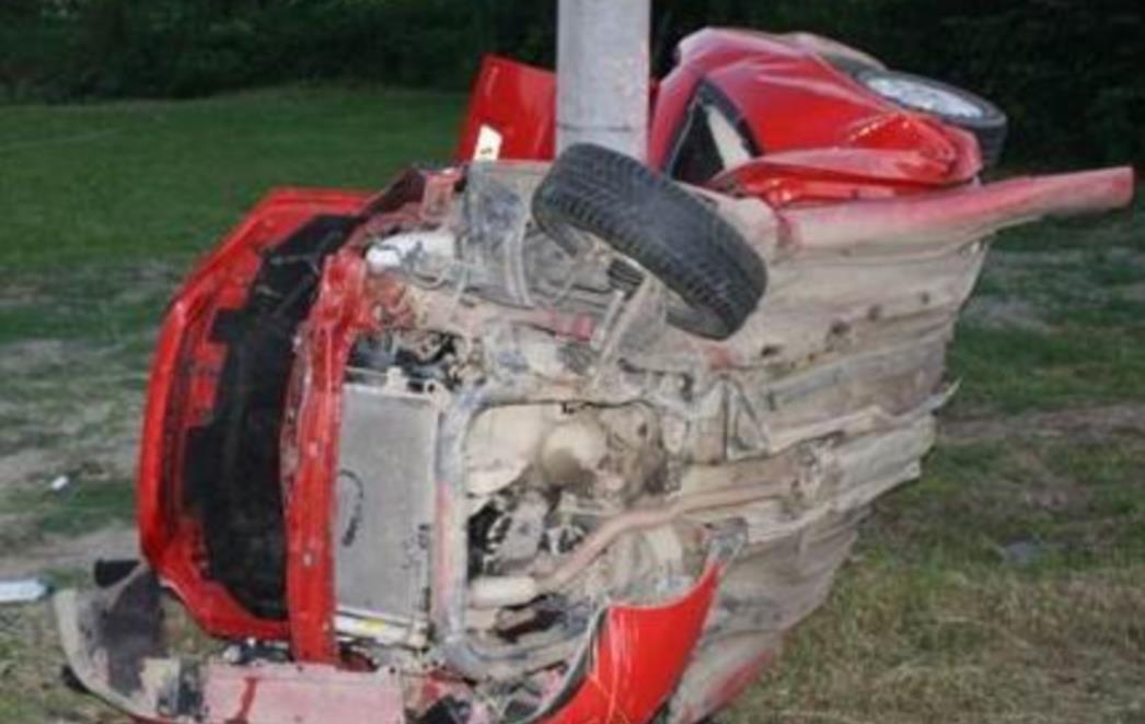 Automobil se 'omotao' oko stupa - vozač poginuo, suvozačica u bolnici