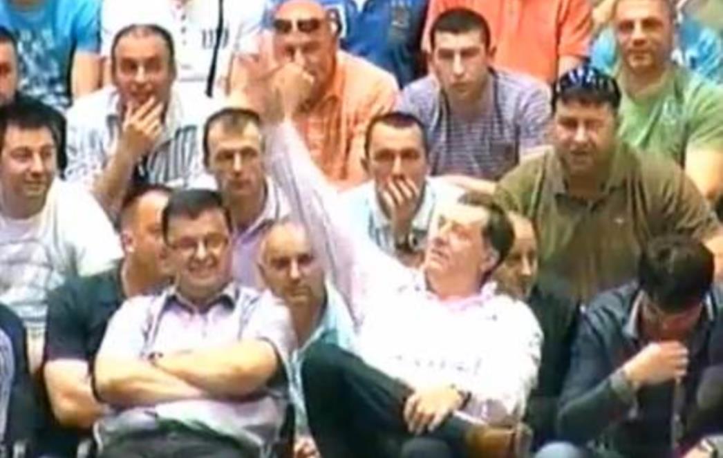 Dodik pokazao navijačima srednji prst, pa zaradio čašu u glavu
