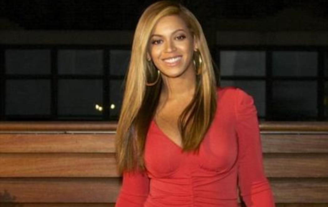 MELEM ZA OČI! Beyonce se 'uvukla' u seksi crvenu haljinicu (FOTO)