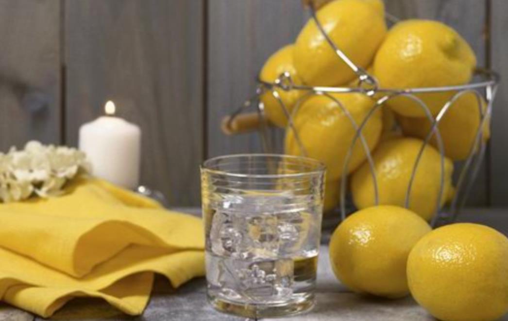 Kečap, ocat i vruća voda brišu mrlje, dok limun tjera muhe