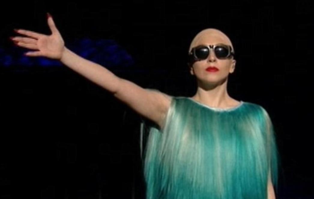 Lady Gaga skinula periku i pokazala ćelavu glavu
