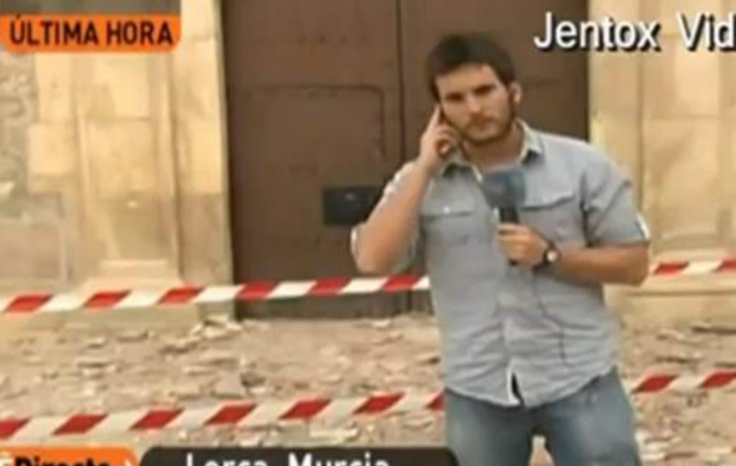 Pored novinara se usred javljanja srušio crkveni toranj
