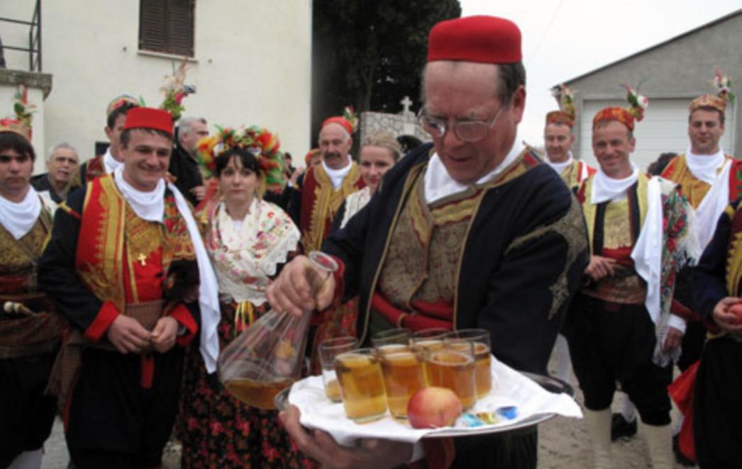 HNB popustio: Ugostitelji mogu naplaćivati i u eurima