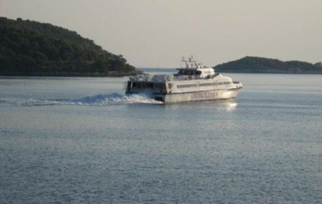 Zbog bure u prekidu katamaranska linija Ubli-Vela Luka-Hvar-Split