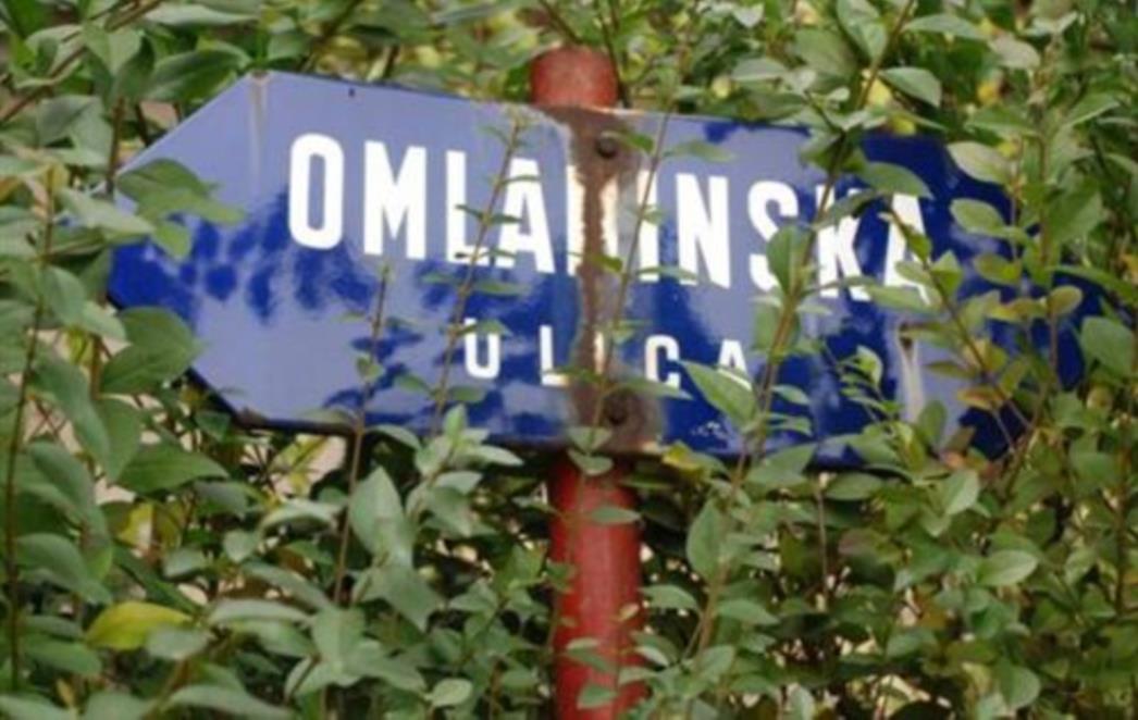 Drugovi omladinci u štof hlačama