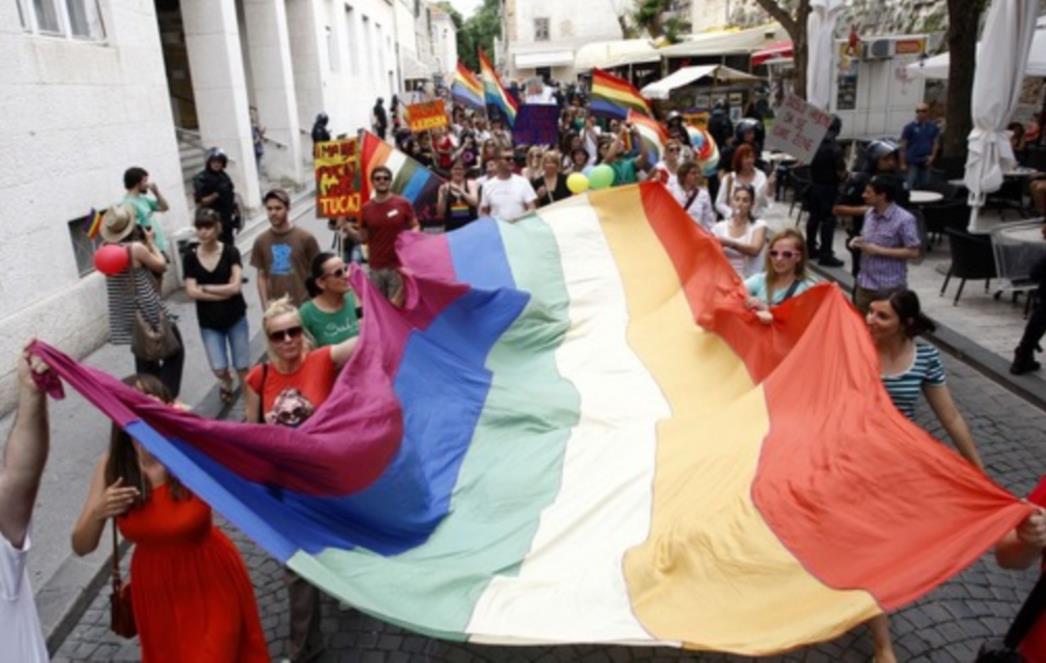 ESKALACIJA NASILJA U PODGORICI: Oko 500 huligana napalo prvi Pride, policija vraća suzavcem