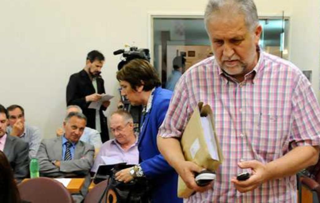 Vićan Dujmoviću 'gdje si studirao, pokaži diplomu', Dujmović odgovorio 'alkar Vićan - uništa'