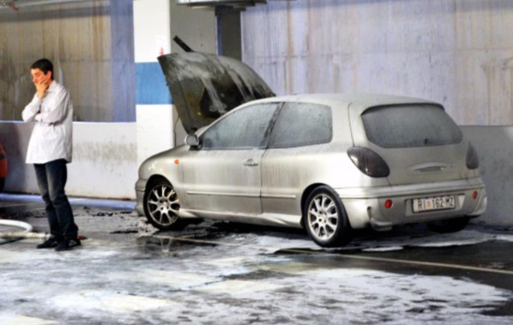 Za požar na parkiranom automobilu kriva je - mačka