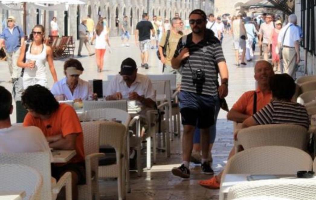 JUTRO NA STRADUNU: Tko rano rani dobije u hladu mjesto za kavu