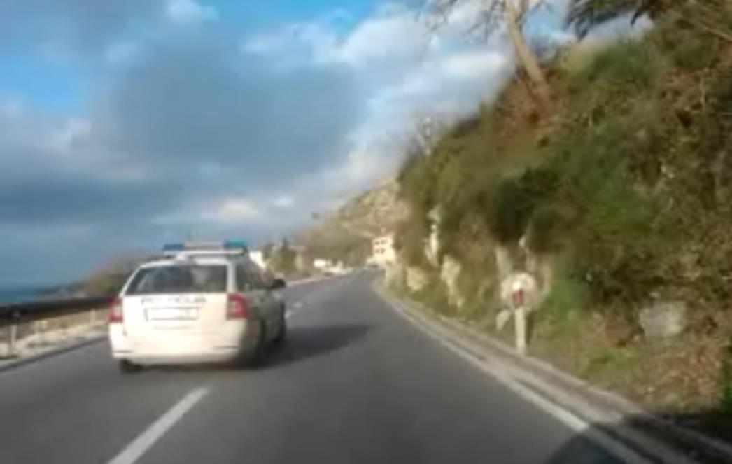 Policajac u službenom vozilu zabio se u zid zbog odrona na cesti