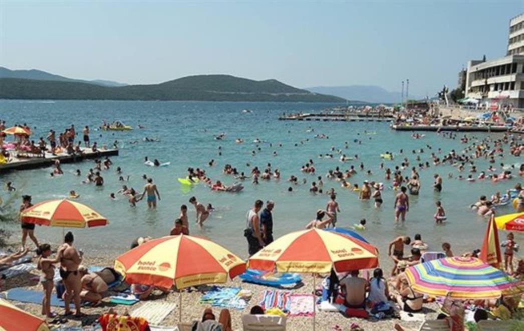 Neum: Najmanje 500 ljudi svaku večer prenoći u parkovima i autima jer ne mogu naći smještaj