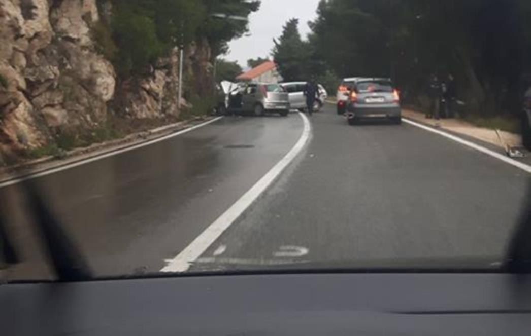 SUDAR DVA AUTOMOBILA NA LOZICI Dvoje ljudi je ozlijeđeno