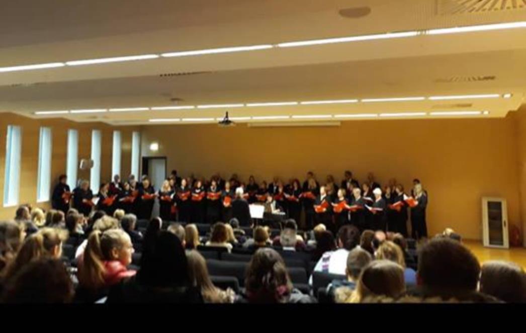 Ususret Božiću studenti zapjevali uz zbor Libertas na Sveučilištu 