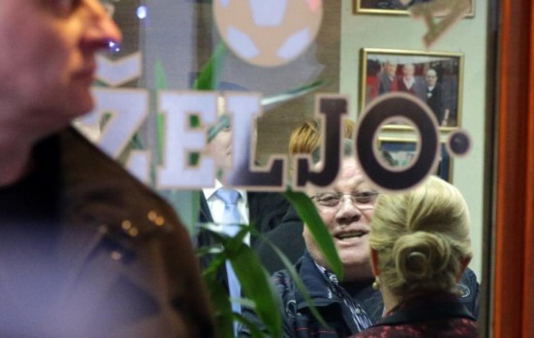 Kolinda Grabar-Kitarović u Sarajevu pojela ćevape sa Halidom Bešlićem