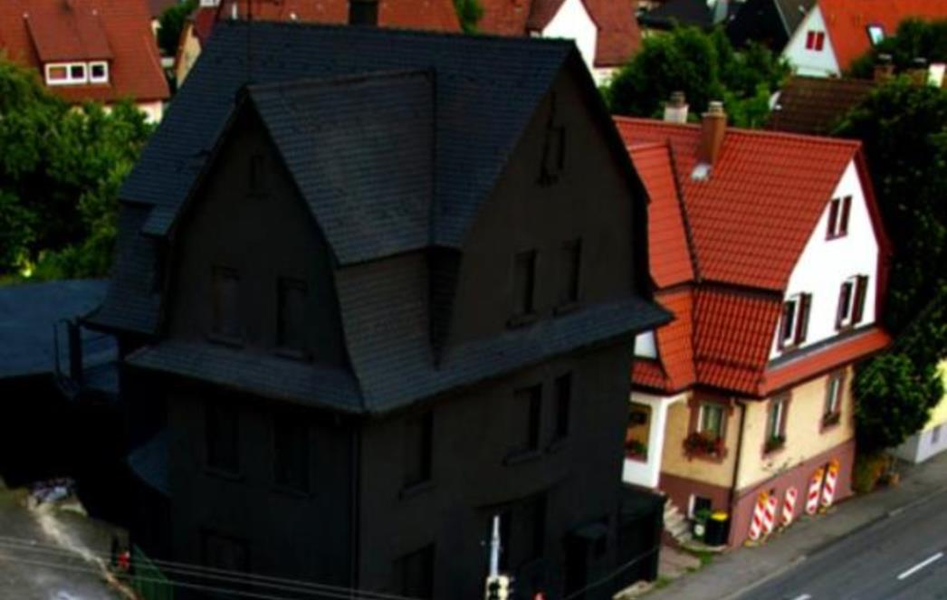 Sviđa li vam se kuća potpuno obojana u crno?