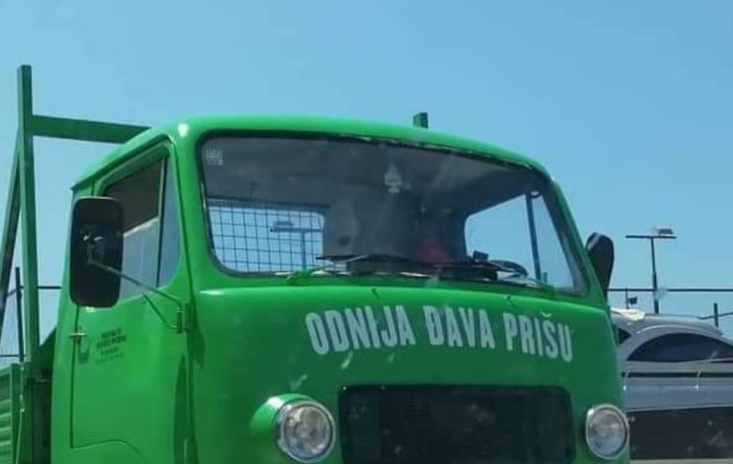 'ODNIJA ĐAVA PRIŠU' Fotka kamiona postala hit na Fejsu