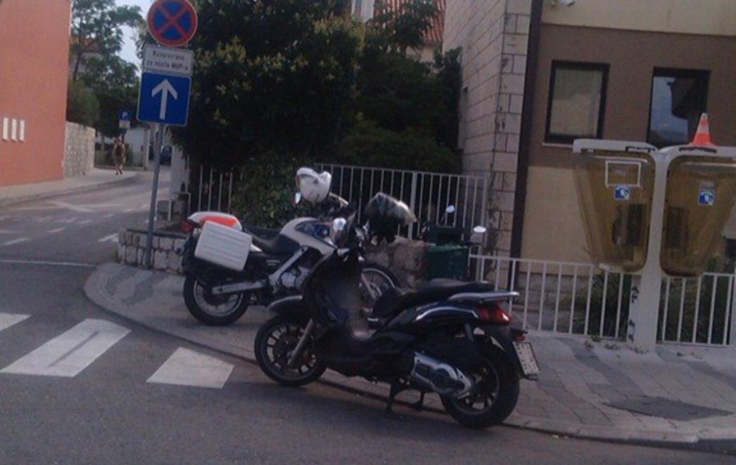 ŠTO MOGU PLAVCI NE MOŽE NITKO: Parkiranje na primjer građanima (FOTO)