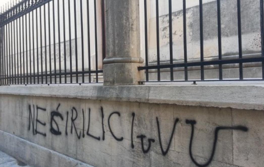 PANIKA U DUBROVNIKU: Već tjednima nigdje nema klempavog slova U!