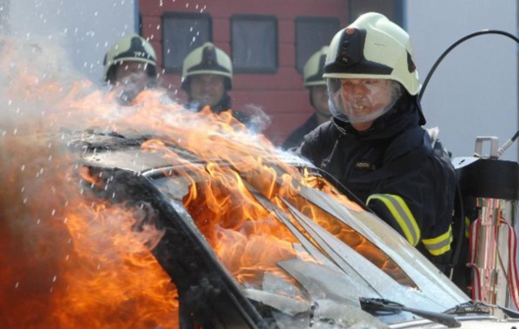 Novi neredi u Srbiji: Zapalili hrvatske aute