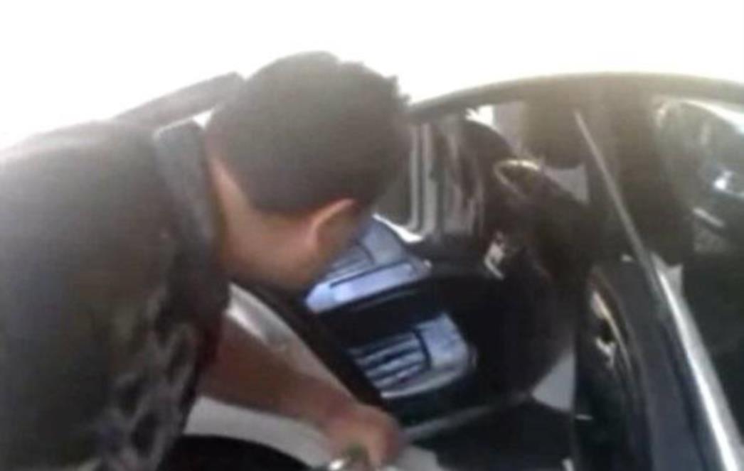 VIDEO: Pogledajte kako lik pere Mercedes vrijedan 100.000 eura