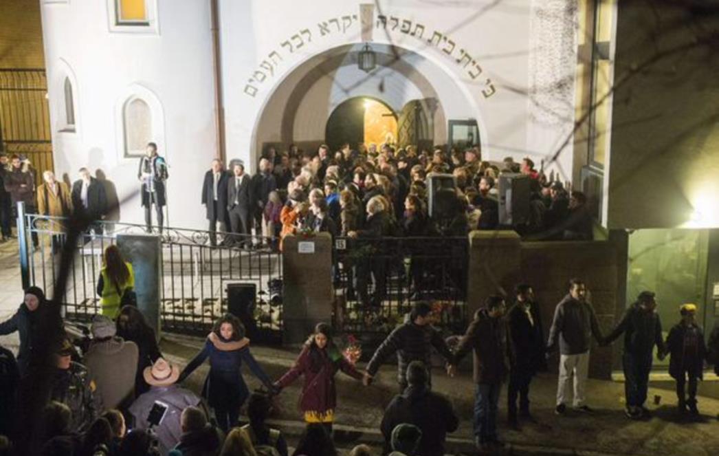  LIJEPA INICIJATIVA GRUPE MLADIH NORVEŠKIH MUSLIMANA: Preko 1.000 građana ‘prstenom mira’ štitilo sinagogu u Oslu