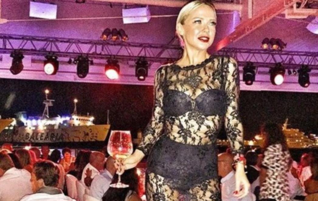 VRCKASTA MAJA ŠUPUT Raskopčala košulju i pokazala prozirni grudnjak