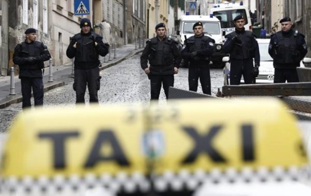 POLICIJA UKLONILA VOZILO: Taksist preminuo na križanju 