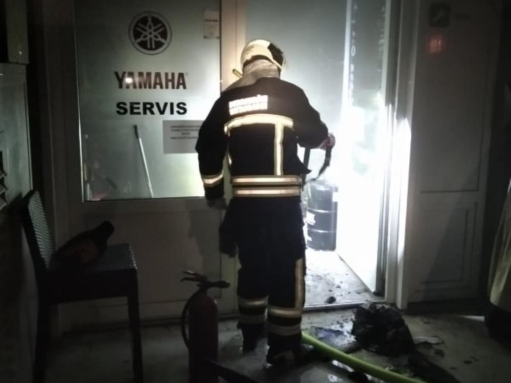 Netko je benzinom zalio stubište u Zagrebu pa sve zapalio, vatrogasci spasili ženu