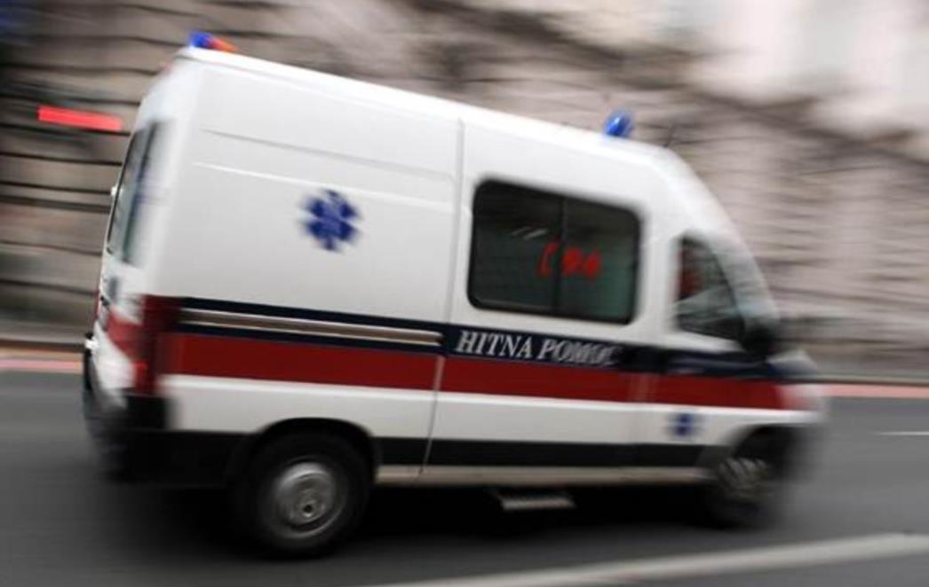 DRAMA U CENTRU GRADA:  Muž izbo suprugu šrafcigerom pred šokiranim prolaznicima