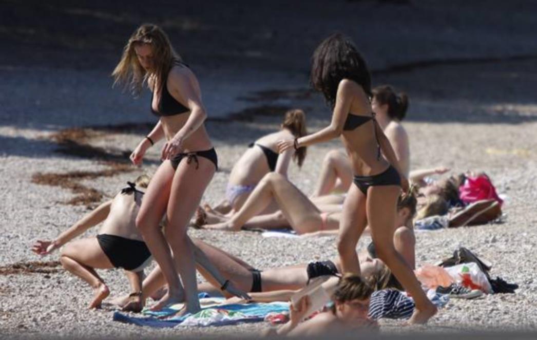 FOTO Razgolićene Skandinavke otvorile sezonu kupanja u Makarskoj