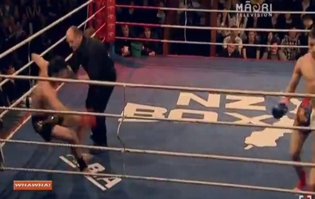 OVAKAV NOKAUT JOŠ NISMO VIDJELI: Poraženom  borcu smije se cijeli svijet nakon onog što je učinio /VIDEO/