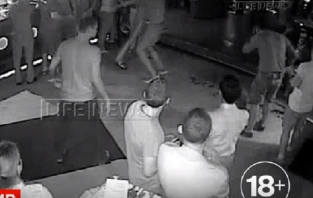 UZNEMIRUJUĆI SADRŽAJ: Evo kako je nožem u vrat ubijen navijača Spartaka (VIDEO)