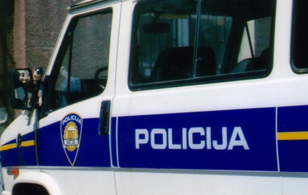 Vozač mopeda (25) naletio na šaht i teže se ozlijedio