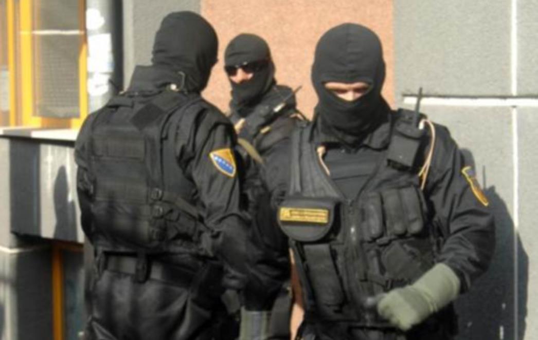 BIH: Mama i sin uhićeni sa 3 kg eksploziva, drogom i krivotvorenim novcem
