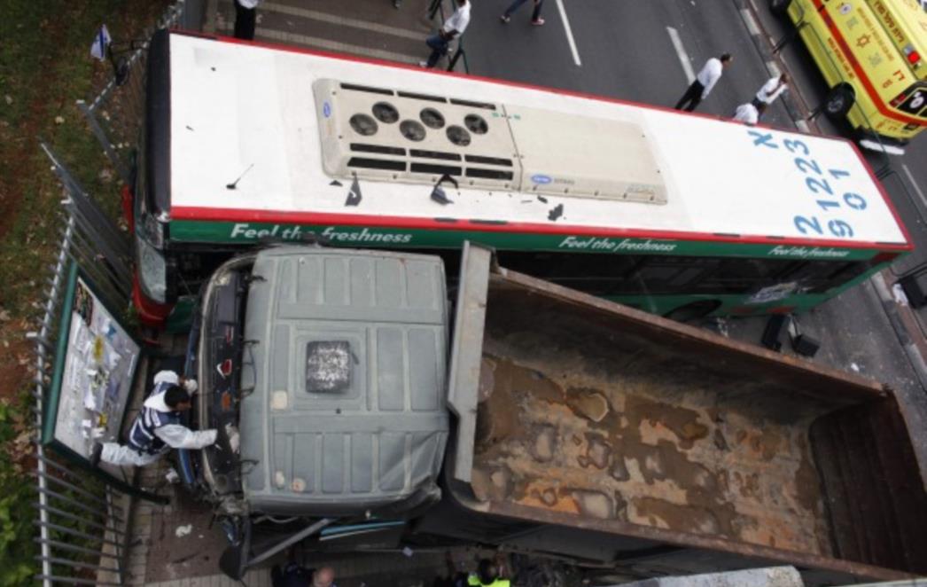 VIDEO: Podivljali kamion 'kupio' pješake i automobile