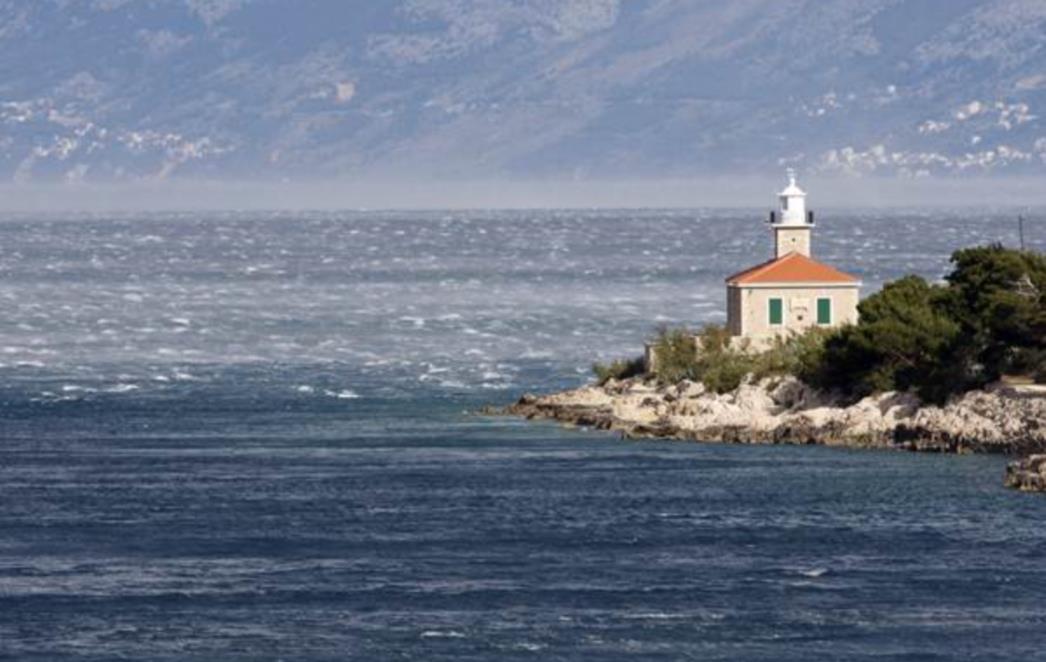 Udari bure dostižu 100 km/h, spašeno 14 otpuhanih turista