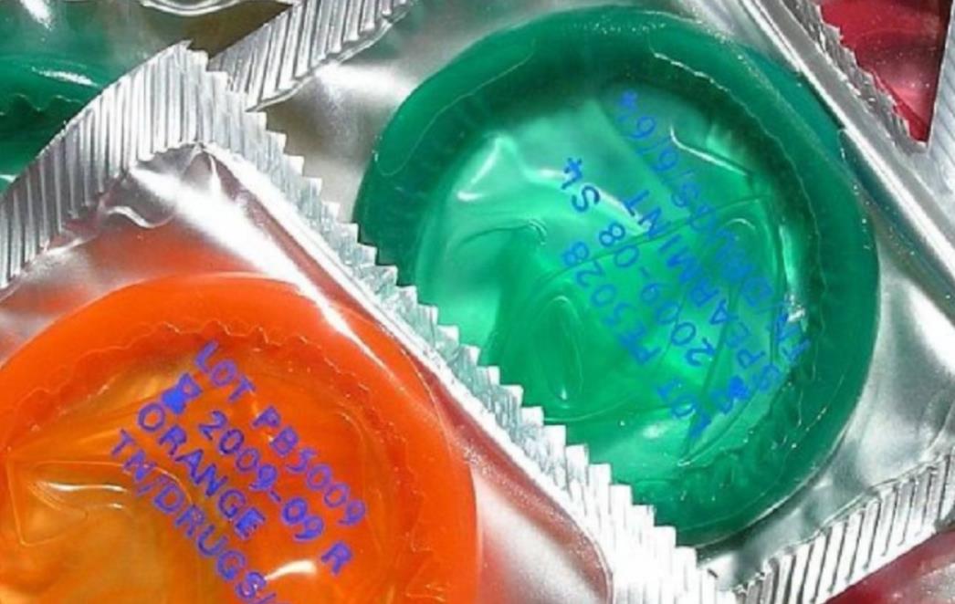 VIC DANA: Plavuša i kondomi