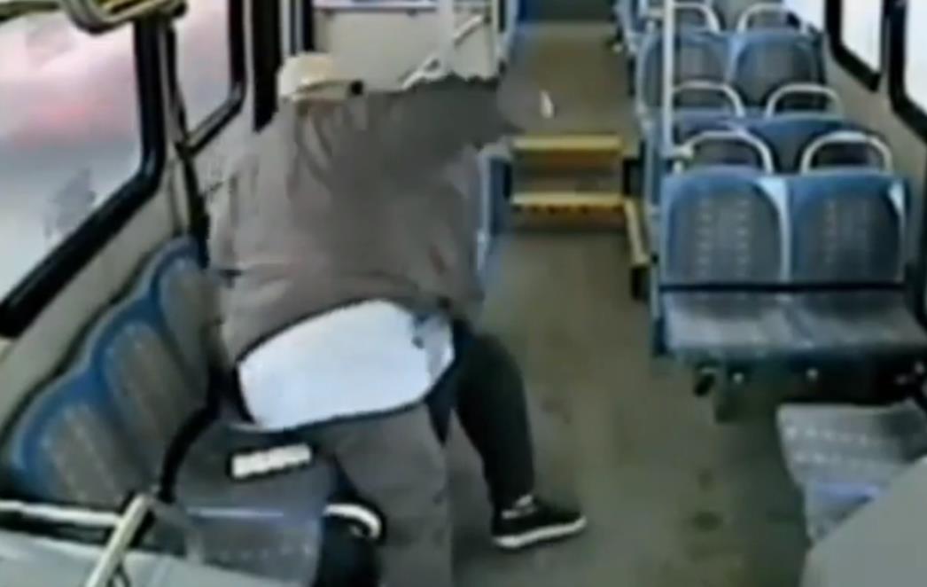 SVE SNIMLJENO KAMEROM: Vozač pretukao putnika, izbacio ga iz autobusa i dobio otkaz!