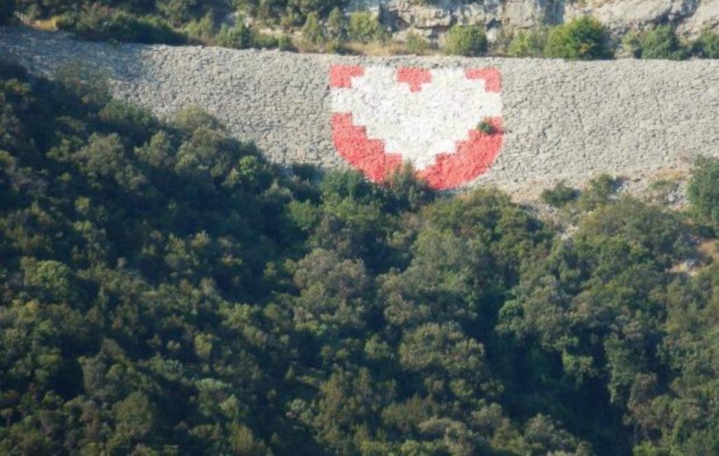 NEZAPAMĆENA PROVOKACIJA U NEUMU: Neznani "junaci" noćas uništili hrvatski grb na poluotoku Klek