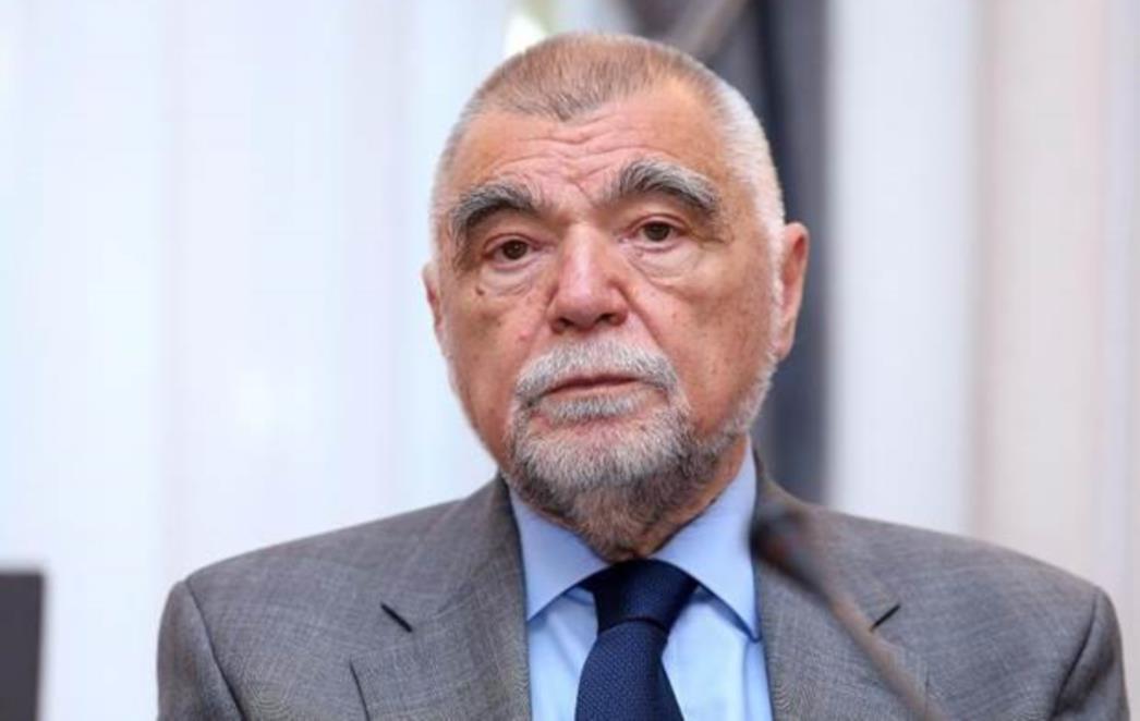 Lutkar Stipe Mesić u pretvorbi lutka Zooa  Milanovića u Zlatno Tele