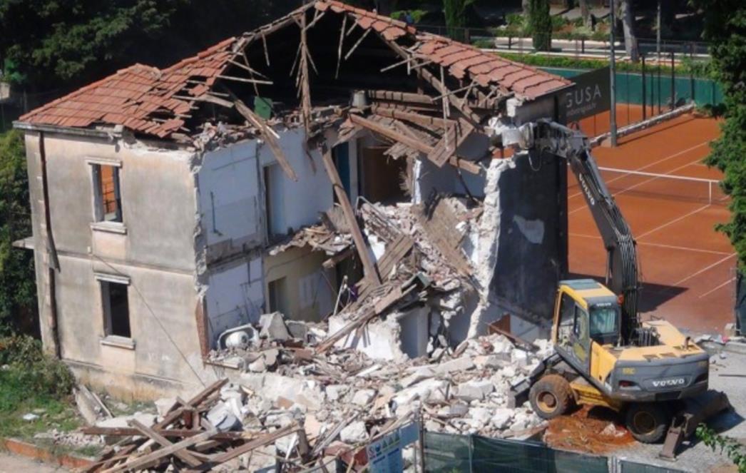 KRENULO RUŠENJE U DUBROVNIKU: Uklanja se stara kuća na teniskim terenima u Lapadu
