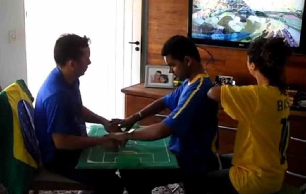 TO SE ZOVE PRIJATELJSTVO:  On je slijep i gluh, ali uz pomoć prijatelja pratio je utakmicu Brazil - Hrvatska /VIDEO/