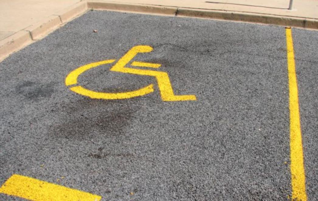 Bez empatije: Svi su mirno gledali kako invalidu pauk odvozi automobil s - mjesta za invalide