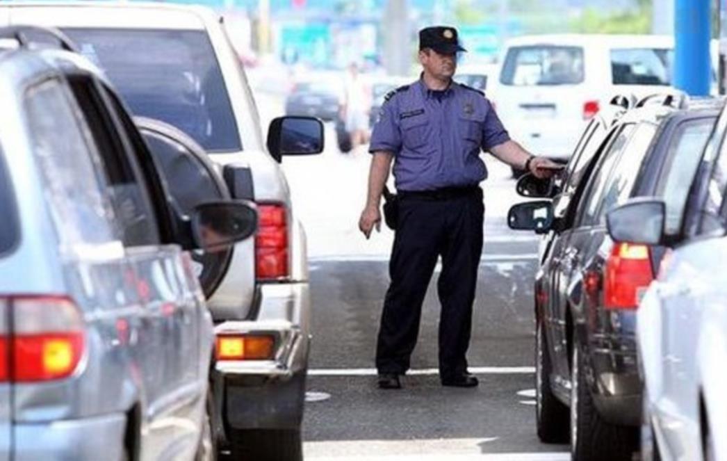Rekordne gužve prema hrvatskom jugu iz BiH: Na prijelaz granice kod Metkovića čeka se dva sata