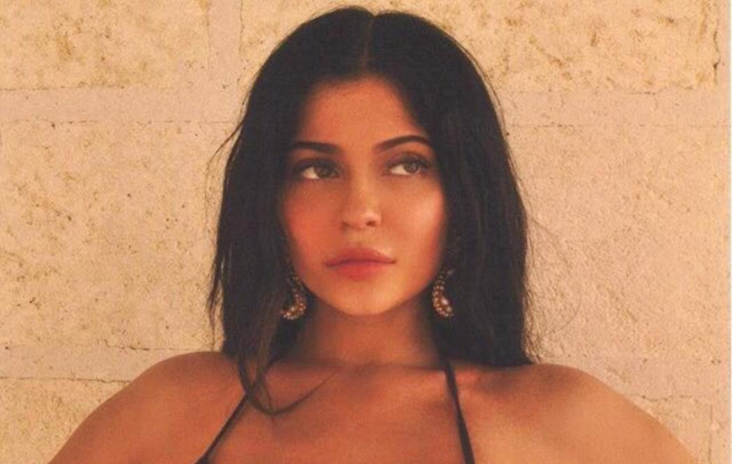 KYLIE JENNER POTPUNO GOLA ZAPALILA DRUŠTVENE MREŽE Pohvalila se fotkom na kojoj se mazi sa svojim dečkom