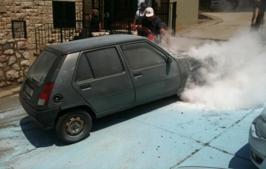 DRAMA ISPRED ZGRADE VODOVODA: Renault 5 izgorio tijekom vožnje