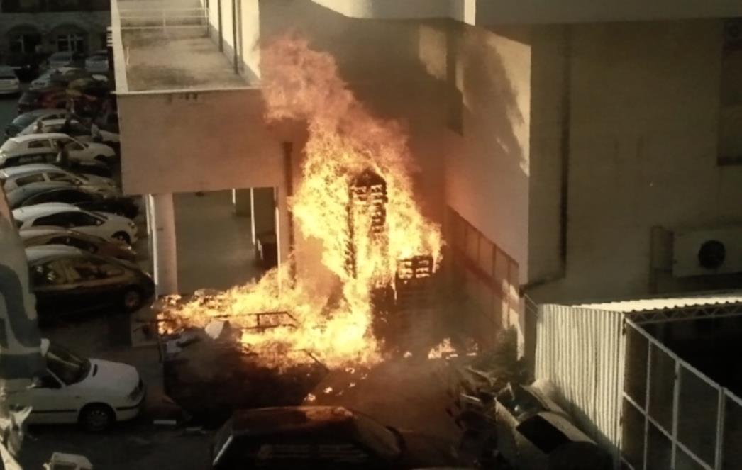 U požaru ispred DOC-a oštećena dva vozila i izlozi dviju trgovina (FOTO/VIDEO)
