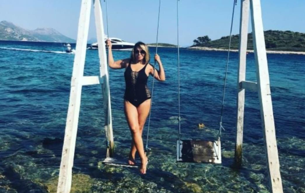 NEĆETE  VJEROVATI  KAKO  DOBRO  IZGLEDA  Seksi  baka   se   slikala   u   kupaćem  na   Korčuli